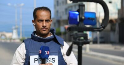Copertina di Il racconto dei reporter di Gaza: “Ogni giorno alla prima esplosione prendiamo la telecamera. Israele non vuole che documentiamo la fame e i crimini contro i civili”