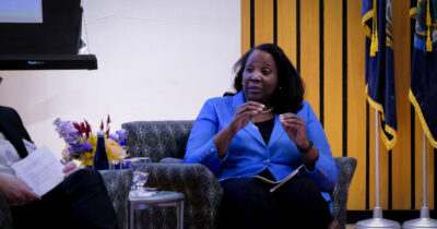 Copertina di La governatrice Fed cacciata da Trump gli fa causa. Mentre il pil Usa (per ora) corre più del previsto