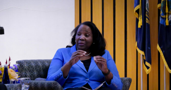 La governatrice Fed cacciata da Trump gli fa causa. Mentre il pil Usa (per ora) corre più del previsto