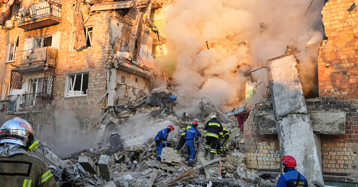 Ucraina, raid nella notte su Kiev: “8 morti”. Zelensky: “Aspetto reazione della Cina”. Pechino: “Putin sarà alla nostra parata militare”