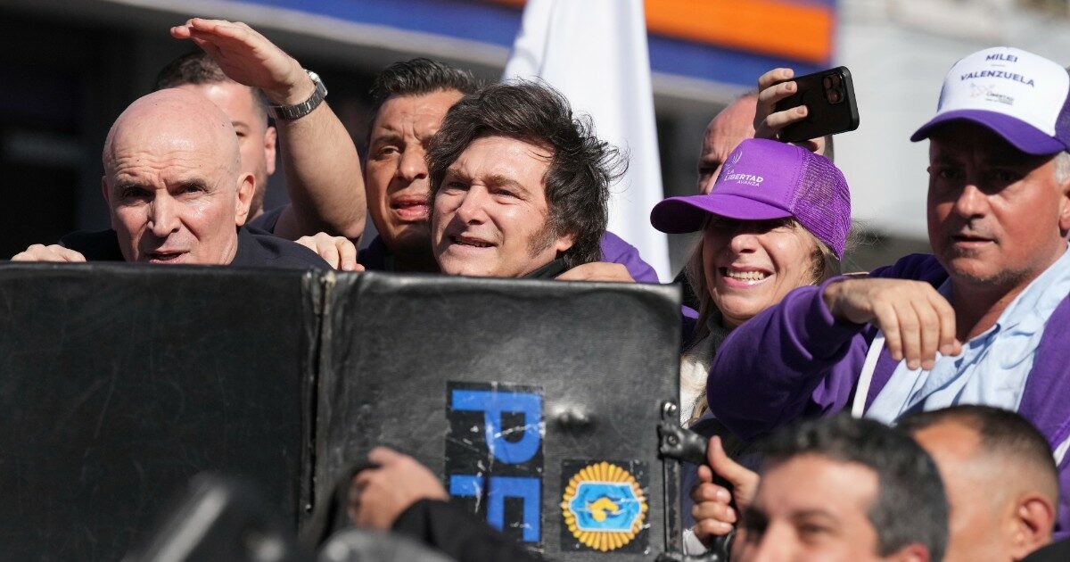 argentina i manifestanti lanciano pietre e bottiglie contro il presidente javier milei durante un evento pubblico