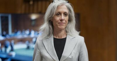 Copertina di Direttrice Cdc licenziata da Trump dopo un mese: “Non era allineata”. I legali: “Si è rifiutata di avallare direttive non scientifiche”