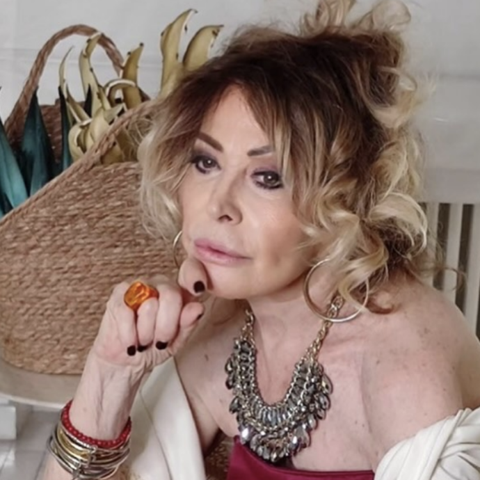 “Mi sono fatta tremila punturine di botox: ho tormentato la mia bocca. Oggi dico alle ragazze di non farlo. Il mio primo ragazzo? Facemmo l’amore e poi mi disse che era gay”: parla Paola Quattrini