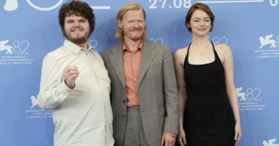Copertina di A Venezia non poteva esserci film più spiazzante e necessario di Bugonia: Lanthimos da urlo, Emma Stone antidiva pura in stato di grazia