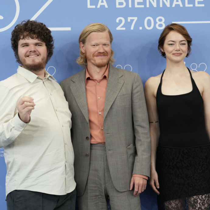 A Venezia non poteva esserci film più spiazzante e necessario di Bugonia: Lanthimos da urlo, Emma Stone antidiva pura in stato di grazia