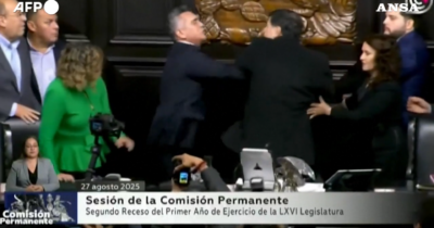 Copertina di Rissa furiosa in Senato, partono schiaffi e spintoni. E ora i parlamentari messicani annunciano denunce – Video