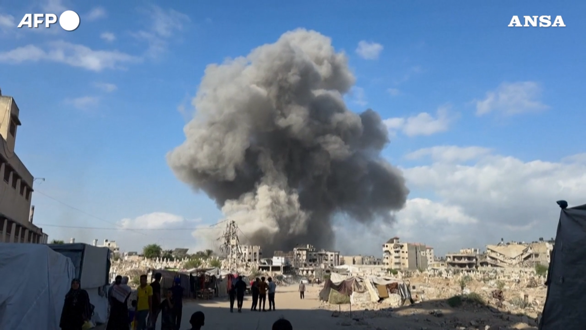 bombardamenti incessanti su gaza city esplosioni e nuvole di fumo e polvere 8211 video
