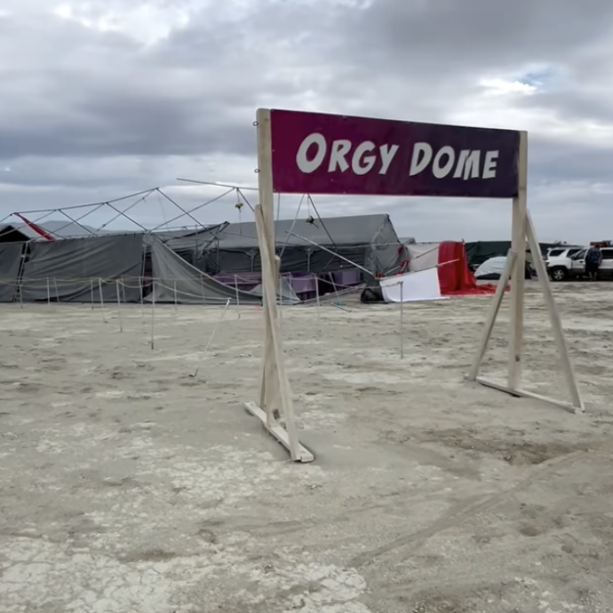 Una violenta tempesta si è abbattuta sull’orgia dell’evento Burning Man: “Lo rifaremo presto” – VIDEO