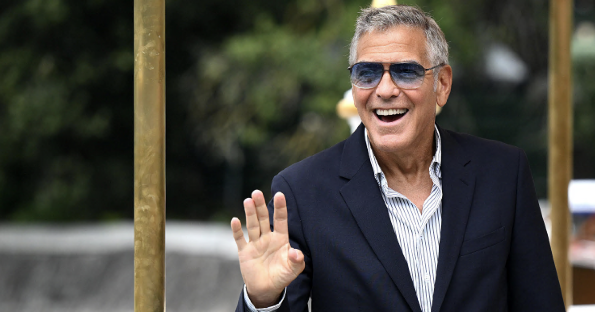 Venezia 2025, l’autogol micidiale di George Clooney nel film “Jay Kelly”. E il divo del cinema diserta la conferenza stampa a causa “di una grave sinusite” Venezia 2025, l’autogol micidiale di George Clooney nel film “Jay Kelly”. E il divo del cinema diserta la conferenza stampa a causa “di una grave sinusite”