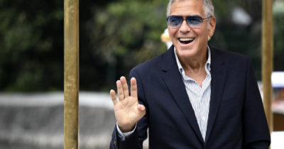 Copertina di “Ero completamente ubriaco dopo i Tony Awards, mi sono ubriacato come quando andavo al liceo. Il giorno dopo sono stato malissimo”: la confessione di George Clooney