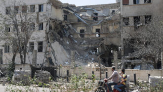 Siria, Israele bombarda e manda gli incursori vicino a Damasco. “Netanyahu pressa al Sharaa per l’ok agli Accordi di Abramo”