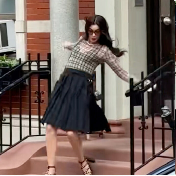 Il tacco si rompe e Anne Hathaway cade sul set de “Il diavolo veste Prada 2”: il video dell’incidente è virale