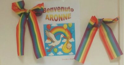 Copertina di Fiocco arcobaleno per il figlio dell’assessora dem di Padova. Destra all’attacco: “Ideologia malsana”