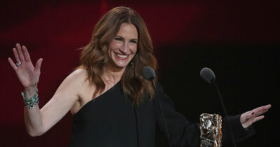 Copertina di Julia Roberts, il look a Venezia 2025 omaggia Guadagnino e non passa inosservato