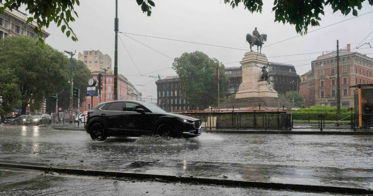 Maltempo: allerta meteo rossa in Lombardia con temporali e forti venti. Parchi chiusi a Milano