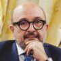 Copertina di FdI, riecco Sangiuliano: Meloni lo promuove coordinatore in Campania per dargli un seggio nel 2027
