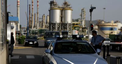 Copertina di Cagliari, gas tossici dalla raffineria  Saras:  chiesto il processo per disastro ambientale