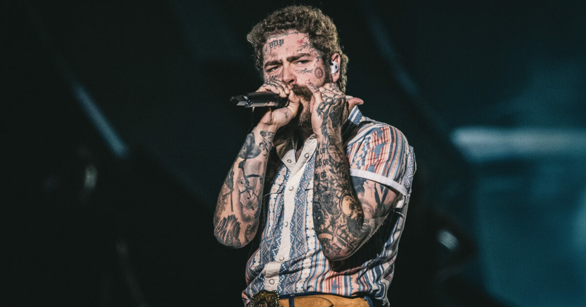 “Non c’è nessuno in tutto l’universo che possa dirvi un c***o”: Post Malone dà la carica ai 25mila fan italiani a Milano. Ad applaudirlo anche Olly e Naska “Non c’è nessuno in tutto l’universo che possa dirvi un c***o”: Post Malone dà la carica ai 25mila fan italiani a Milano. Ad applaudirlo anche Olly e Naska