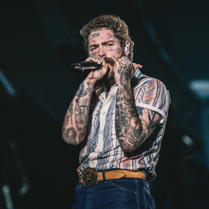 “Non c’è nessuno in tutto l’universo che possa dirvi un c***o”: Post Malone dà la carica ai 25mila fan italiani a Milano. Ad applaudirlo anche Olly e Naska