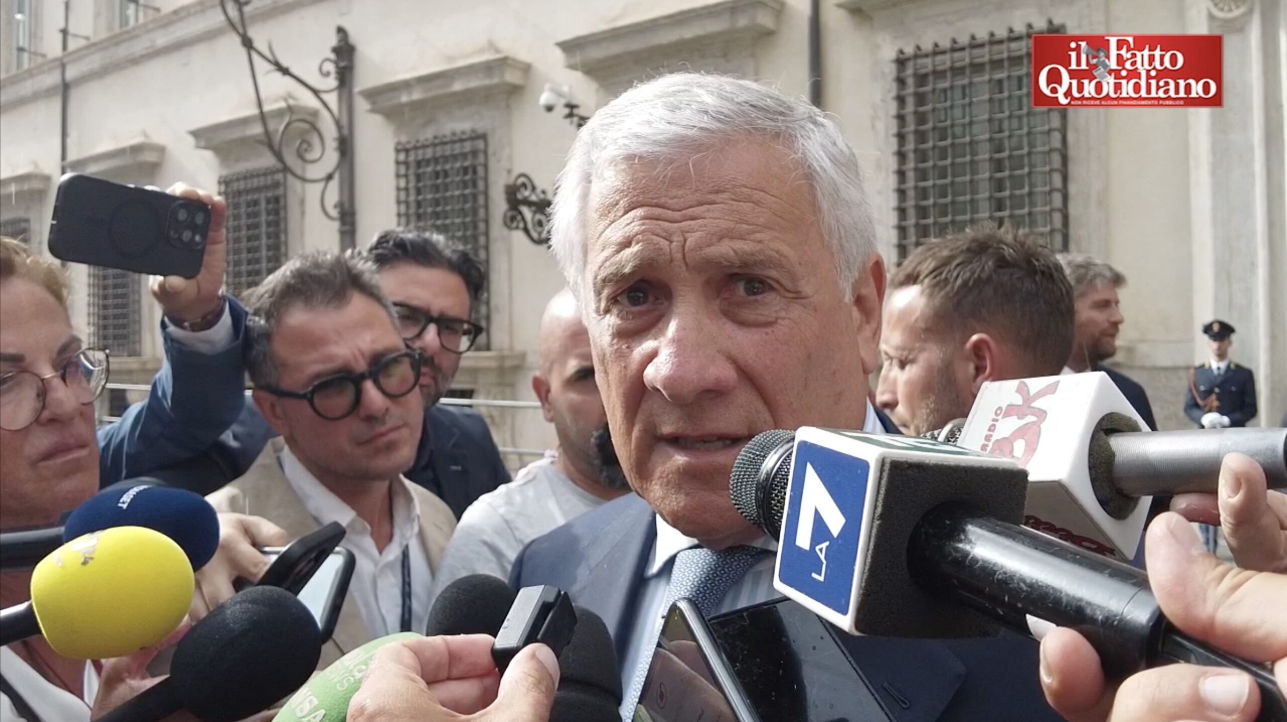 Il sogno di Tajani: “Faremo sì che chi è sotto la soglia di povertà diventi ceto medio” – Video Il sogno di Tajani: “Faremo sì che chi è sotto la soglia di povertà diventi ceto medio” – Video
