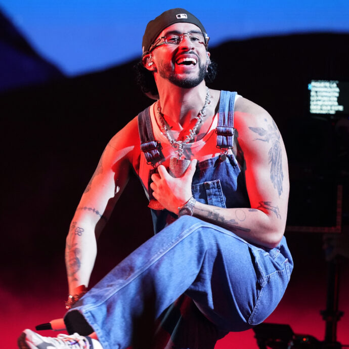 Incidente sul palco per Bad Bunny: l’infortunio al ginocchio durante il concerto