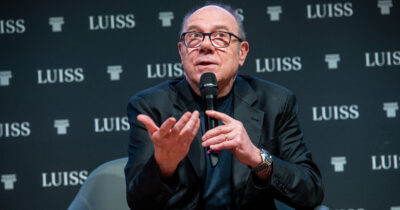 Copertina di “La mia firma nell’appello su Gaza? Non sapevo nulla, mi hanno messo in mezzo. Gli attori non diventino il tribunale dell’inquisizione”: Carlo Verdone si sfoga