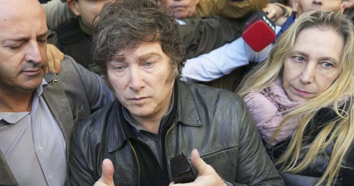 argentina altro attacco alla carovana elettorale di milei calci e lanci d8217oggetti contro la sorella