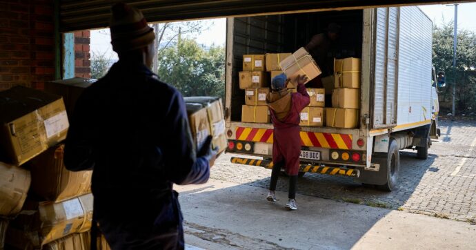 Entrano in vigore i nuovi dazi Usa sui pacchi di poco valore. E ora anche il Messico sospende le spedizioni verso Washington