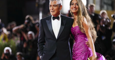 Copertina di Venezia 2025, l’autogol micidiale di George Clooney nel film “Jay Kelly”. E il divo del cinema diserta la conferenza stampa a causa “di una grave sinusite”