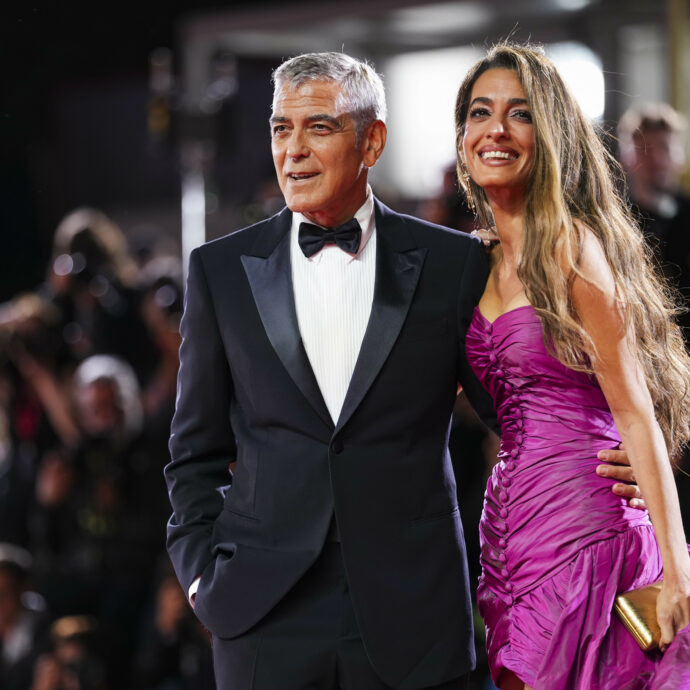 Venezia 2025, l’autogol micidiale di George Clooney nel film “Jay Kelly”. E il divo del cinema diserta la conferenza stampa a causa “di una grave sinusite”