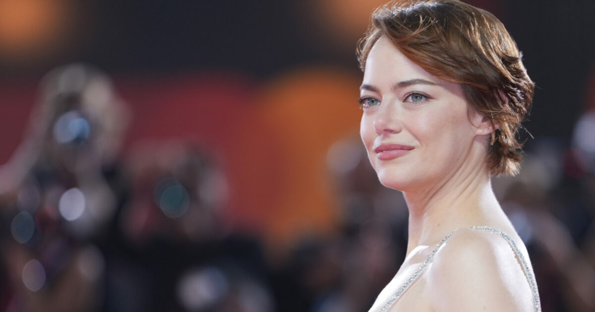 Venezia 2025, Emma Stone rivela: “Lo ammetto, credo negli alieni. Pensare che siamo da soli in questo universo è qualcosa di molto narcisistico”