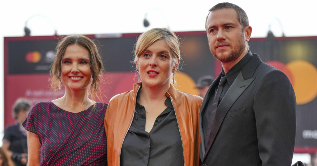 Venezia 2025, “A pied d’oeuvre” e “No other choice” tra realismo, allegoria, precariato e miseria – Le recensioni Venezia 2025, “A pied d’oeuvre” e “No other choice” tra realismo, allegoria, precariato e miseria – Le recensioni