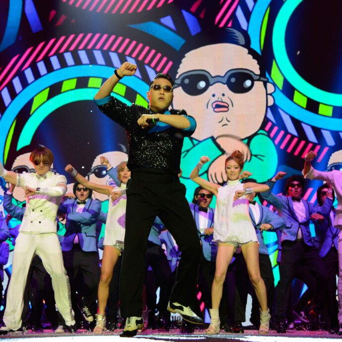 “Si riforniva di Xanax e Stilnox senza prescrizione medica dal 2022. Manager e collaboratori ritiravano i farmaci”: il re di “Gangnam Style” Psy finisce nei guai