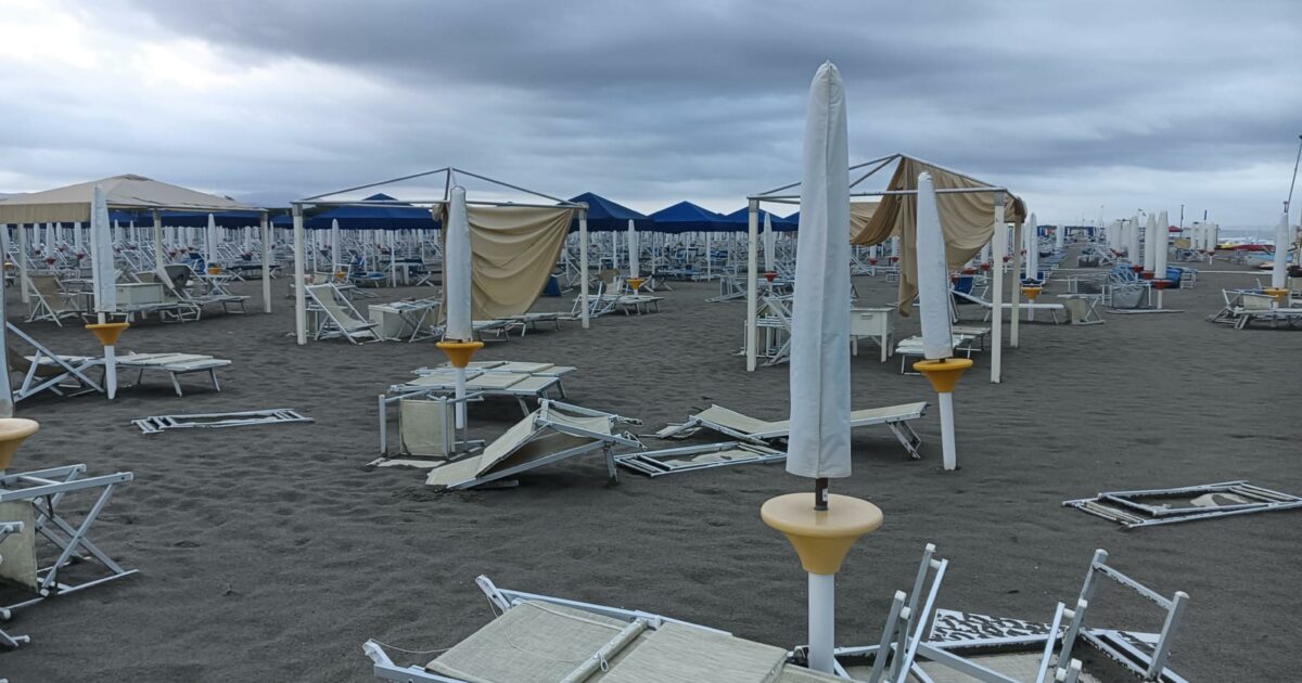 Clima, temporali e raffiche di vento al centro nord: oltre 1.300 interventi dei Vigili del fuoco. Danni agli stabilimenti Clima, temporali e raffiche di vento al centro nord: oltre 1.300 interventi dei Vigili del fuoco. Danni agli stabilimenti
