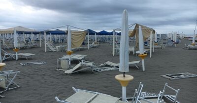 Copertina di Clima, temporali e raffiche di vento al centro-nord: oltre 1.300 interventi dei Vigili del fuoco. Danni agli stabilimenti