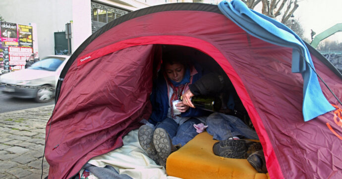 Francia, gli allarmanti dati Unicef: almeno 2.159 bambini vivono in strada. Oltre 500 di loro hanno meno di tre anni