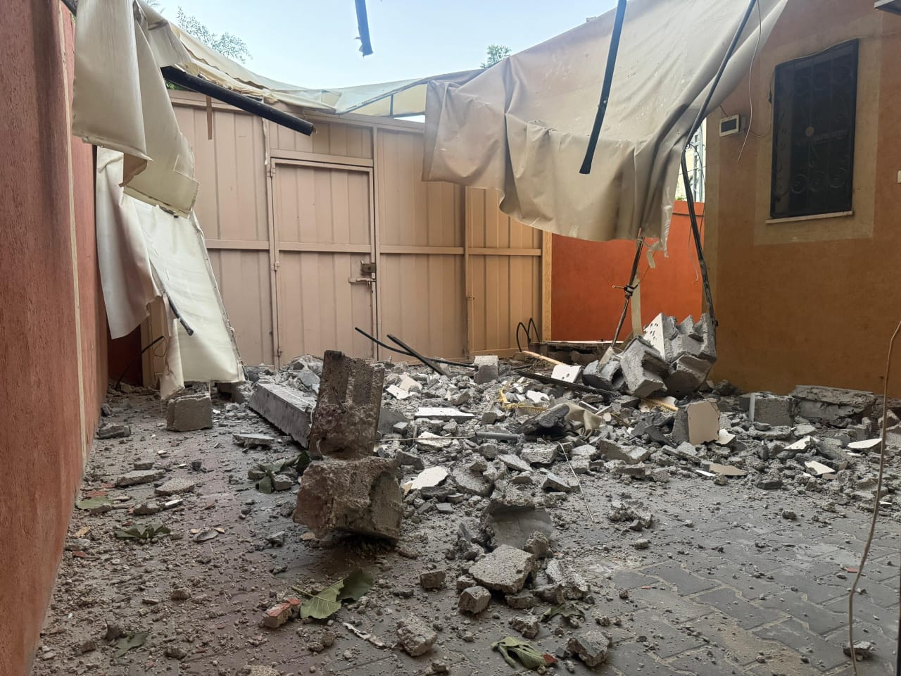 gaza israele bombarda una casa adiacente alla guest house di emergency 8211 video