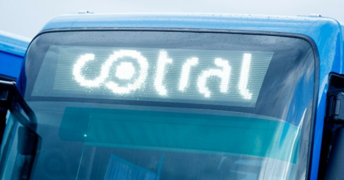 Sfonda il lucernario dell’autobus perché ha caldo: passeggeri feriti dai vetri a Roma