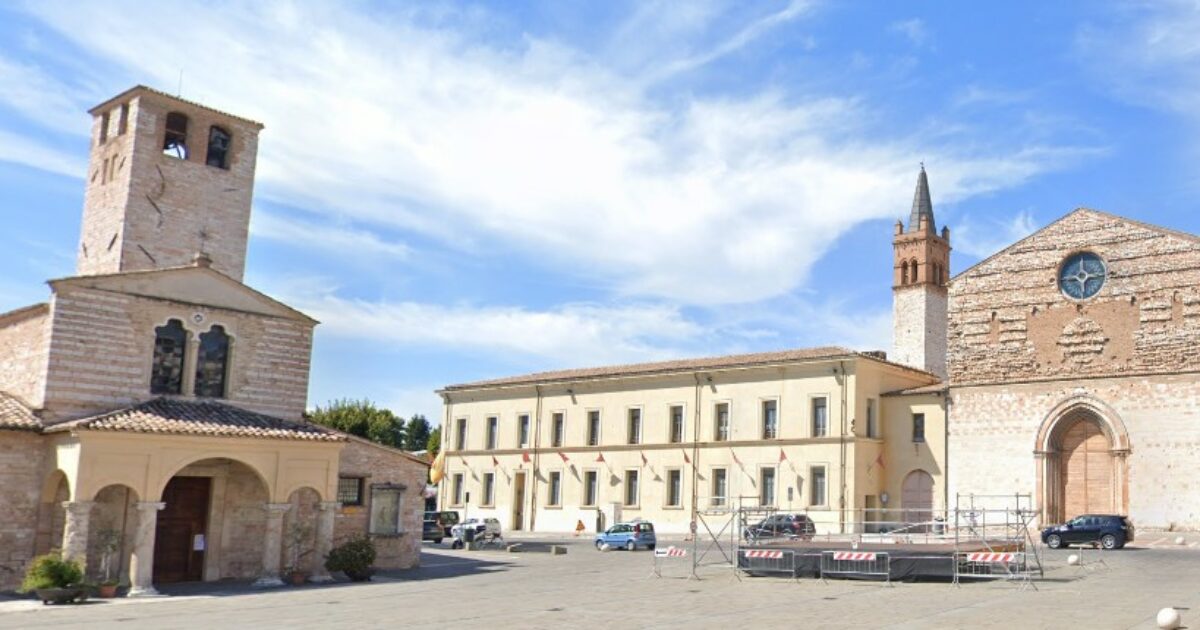 Lite per i cani degenera, accoltellamento a Foligno: l’aggressore è un noto ingegnere e dirigente comunale Lite per i cani degenera, accoltellamento a Foligno: l’aggressore è un noto ingegnere e dirigente comunale