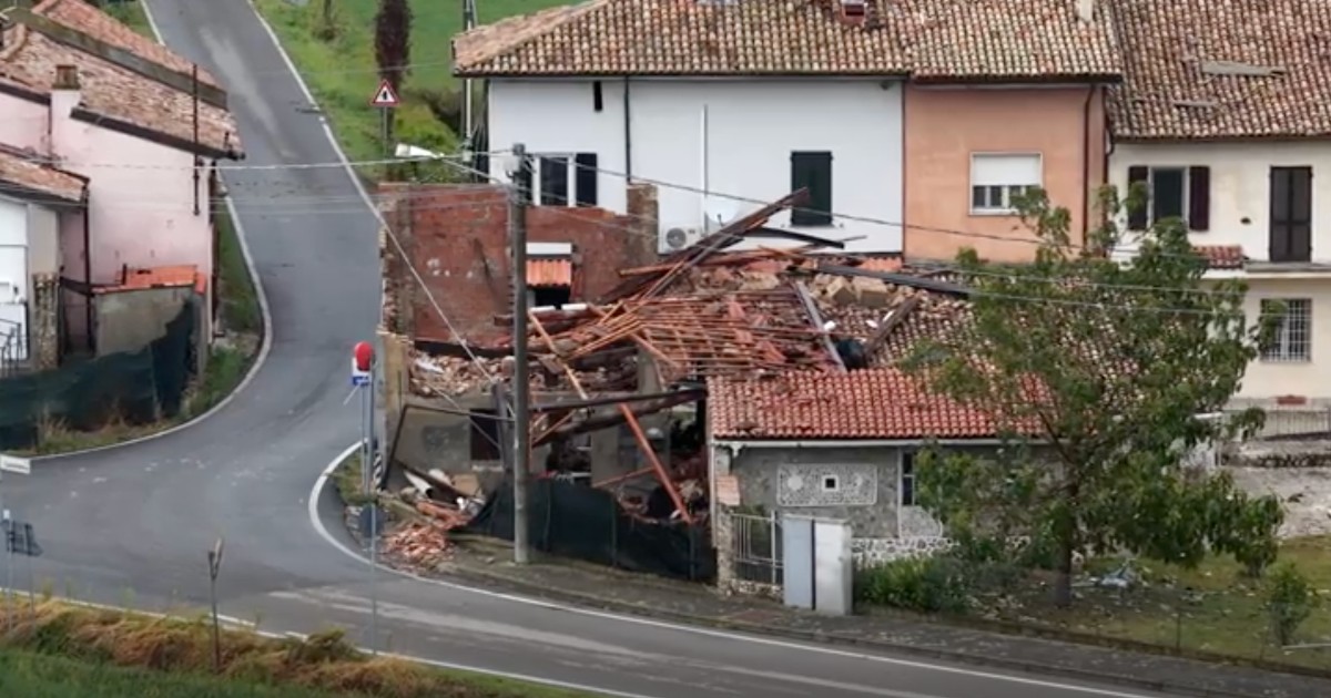 tromba d8217aria nel pavese tetti scoperchiati e crolli il video dal drone