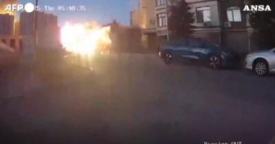 Copertina di Raid russi a Kiev, una delle esplosioni catturata da una telecamera di sicurezza