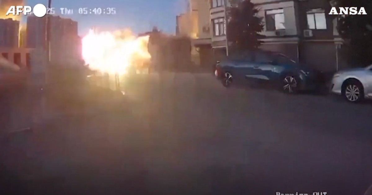 Raid russi a Kiev, una delle esplosioni catturata da una telecamera di sicurezza Raid russi a Kiev, una delle esplosioni catturata da una telecamera di sicurezza