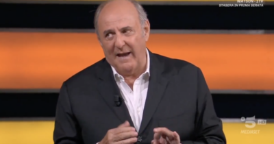 Copertina di “Voglio un applauso bello per Fabrizio Frizzi e sono anche un po’ emozionato”: Gerry Scotti si commuove ricordando il collega a “La ruota della fortuna”