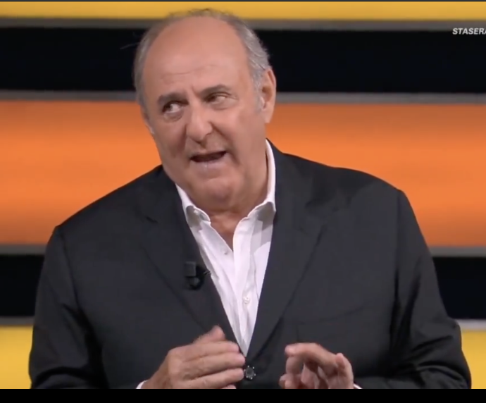 “Voglio un applauso bello per Fabrizio Frizzi e sono anche un po’ emozionato”: Gerry Scotti si commuove ricordando il collega a “La ruota della fortuna”