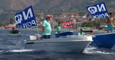 Copertina di Nuova protesta contro il Ponte sullo Stretto: il corteo di barche a Villa San Giovanni