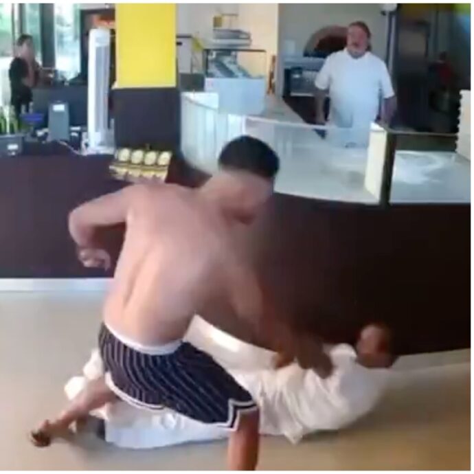 “La tua pizza fa schifo!”: un uomo entra a torso nudo nel ristorante e colpisce il pizzaiolo con un pugno in faccia. Il video fa il giro del web