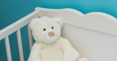 Copertina di “L’addetta alle pompe funebri portava i bambini morti a casa e li metteva davanti alla tv a ‘guardare’ i cartoni”: l’inchiesta choc della BBC