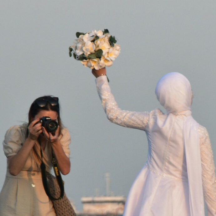 “Dammi il vino o ti taglio la testa”: sposo minaccia i camerieri durante la sua festa di matrimonio e viene condannato a 4 mesi