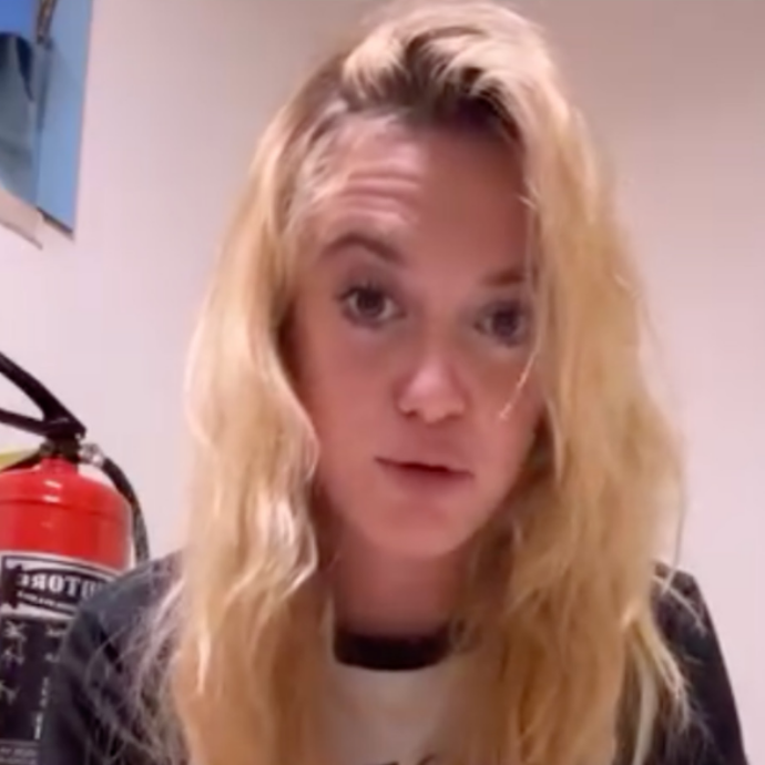 “Subumani, trogloditi, il nostro corpo è proprietà privata”: la comica Ginevra Fenyes contro il sito sessista