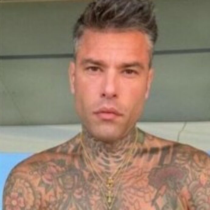 Fedez in vacanza sul mega yacht della Santanché riprende il figlio di La Russa che si tuffa: l’inedita ‘comitiva’ e i commenti social